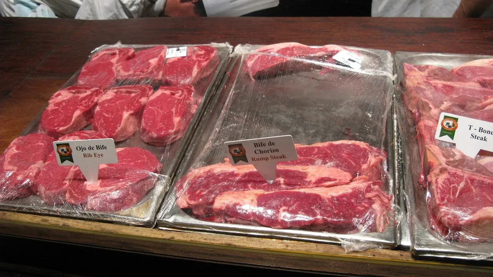Abgepacktes Fleisch in der Auslage einer Metzgerei